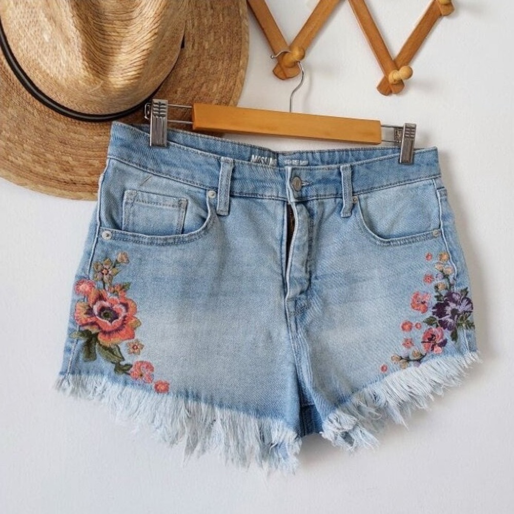 Mossimo Supply Co. Light Wash Embroidered Frayed Jean Shorts (6/28)